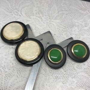 𝅺Bundle lot 2 vintage 80's 90's round button shape statement look earrings.